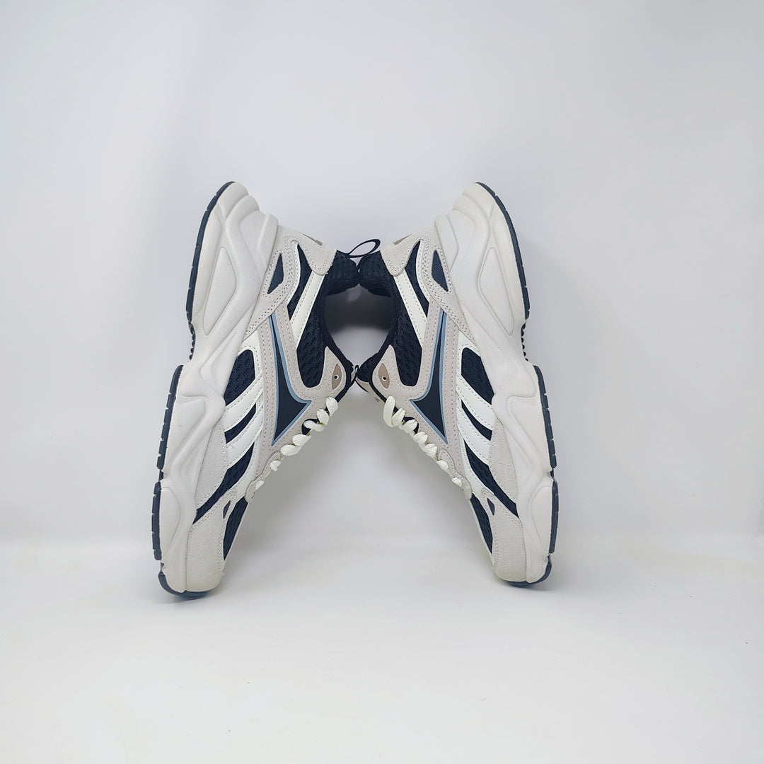 Reebok royle charge shoes (in a cream and black colorway size 9